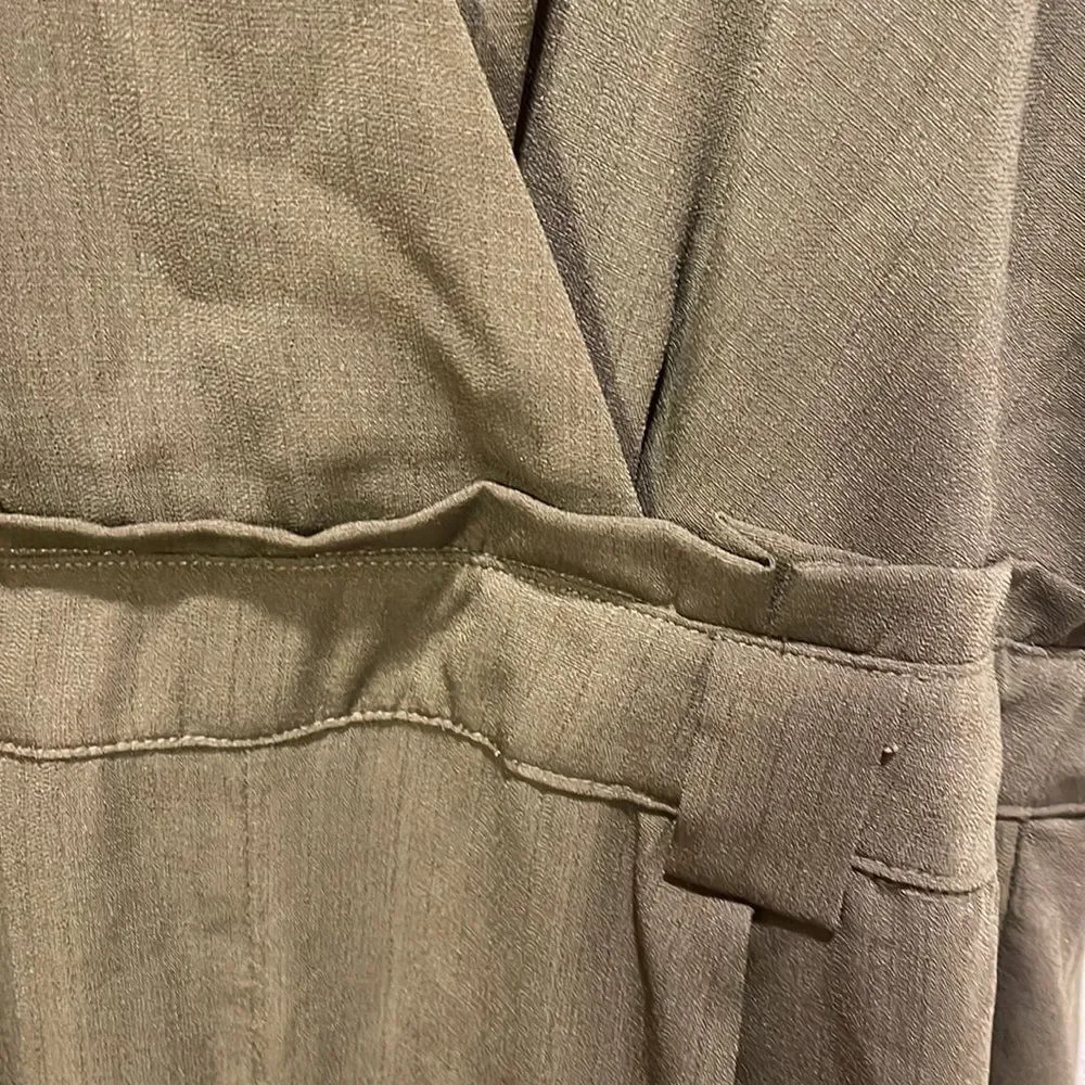 Lulus Woman’s army green jumpsuit. It’s missing the belt - Picture 5 of 12